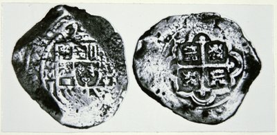 "قطعة من ثمانية" ، بتاريخ 1714 (فضي) (صورة بالأبيض والأسود) بواسطة المدرسة الاسبانية