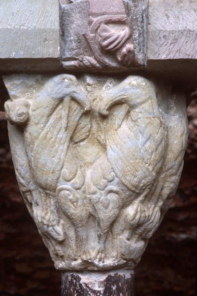 Detail of an arcade capital with sculpture of two birds (photo) بواسطة المدرسة الاسبانية