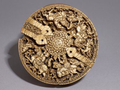 غطاء حاوية مزينة بأربعة صيادين وحيوانات ، العصر الأموي ، 998-999 م (انظر أيضًا 117778) بواسطة المدرسة الاسبانية