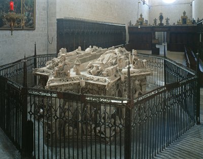 قبر البابا الثاني في قشتالة (1405-1405) وإيزابيل البرتغالية (من الرخام) بواسطة المدرسة الاسبانية