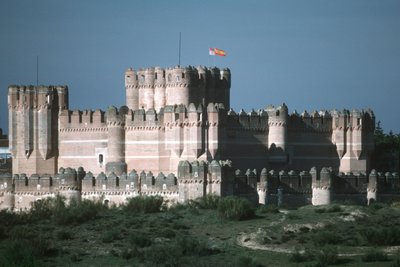 منظر للقلعة ، بني عام 1453 بواسطة المدرسة الاسبانية