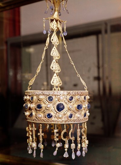 تاج نذري للملك Recesvinth (حكم 652-72) من كنز Guarrazar ، c.670 (الذهب والكريستال الصخري واللؤلؤ والياقوت) بواسطة المدرسة الاسبانية