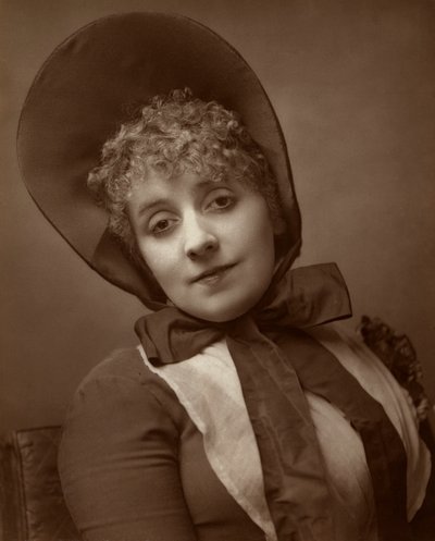 كيت سانتلي ، ممثلة ومغنية وكوميدية ومديرة مسرح بريطانية أمريكية المولد ، 1883 بواسطة شركة سانت جيمس للتصوير الفوتوغرافي