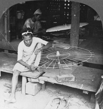 أولاد يصنعون المظلة الأصلية ، بورما ، 1908 بواسطة شركة السفر ستيريو
