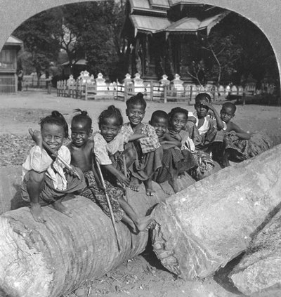 أطفال بورميون يجلسون على سجل النخيل ، بورما ، 1908 بواسطة شركة السفر ستيريو