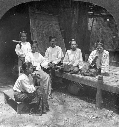 المرأة البورمية تدخن خارج منزلها ، ماندالاي ، بورما ، 1908. بواسطة شركة السفر ستيريو