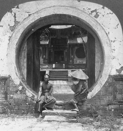 بوابة غريبة ، مدخل إلى منزل جوس ، بهامو ، بورما ، 1908 بواسطة شركة السفر ستيريو