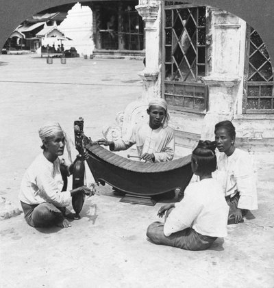 الموسيقيون ، معبد شويداغون ، رانغون ، بورما ، 1908 بواسطة شركة السفر ستيريو