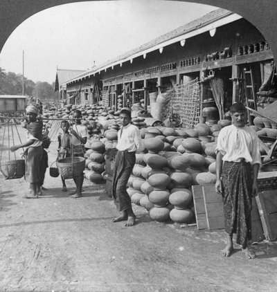 متجر فخار في شارع في ماندالاي ، بورما ، 1908. بواسطة شركة السفر ستيريو