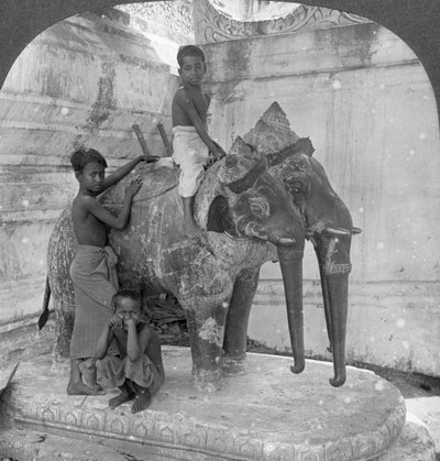 ثلاثة رأس فيل يحرس ملجأ ، معبد أراكان ، ماندالاي ، بورما ، 1908. بواسطة شركة السفر ستيريو
