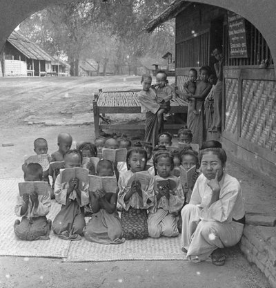 مدرسة ومعلم القرية ، أمارابورا ، بورما ، 1908 بواسطة شركة السفر ستيريو