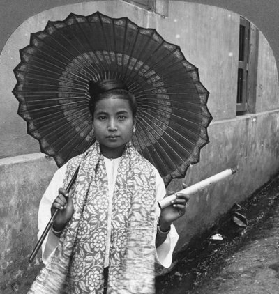 امرأة بورمية شابة تحمل سيجارًا ضخمًا ، رانغون ، بورما ، 1908 بواسطة شركة السفر ستيريو