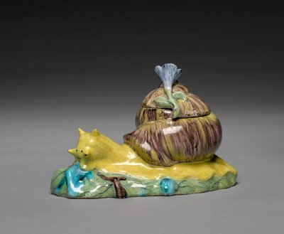 زوج من الصناديق المغطاة على شكل قواقع ، ج. 1750. بواسطة مصنع ستراسبورج