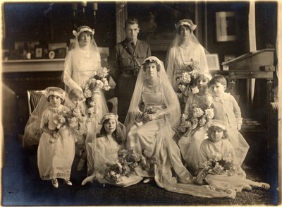 Group wedding portrait of Lady Blanche Cavendish and Colonel Ivan Murray Guards Chapel, Lansdowne House, 21st April 1919 (b/w photo) بواسطة استوديو لافاييت