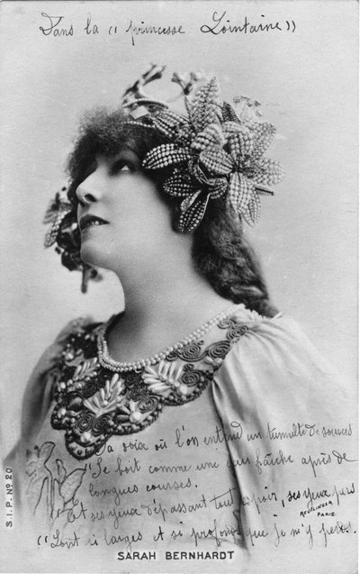 هنرييت روزين برنارد الملقب بسارة برنهارد (1844-1923) في دور "الأميرة البعيدة" ، مسرحية من تأليف إدموند روستاند (صورة بالأبيض والأسود) بواسطة استوديو Reutlinger