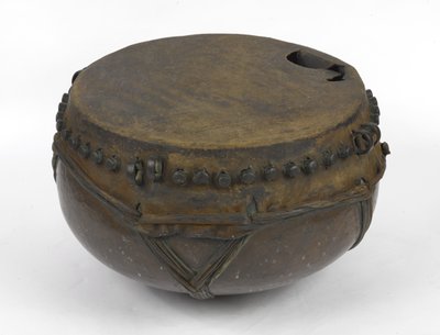 طبلة غلاية سودانية ، c1898 (نحاسي) بواسطة المدرسة السودانية