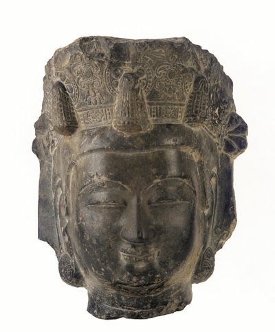 رأس بوديساتفا ، 581-618 (الحجر الجيري الرمادي الداكن) بواسطة Sui Dynasty Chinese School