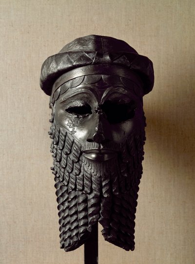 الفن السومري: رأس الملك ربما نارام سين (نارام سين) (2254-2218 قبل الميلاد). النحت البرونزي. حوالي 2250 ق. 36x20 سم بغداد متحف العراق الوطني بواسطة السومرية السومرية