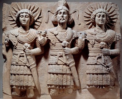 Palmyrean triad: Baalshamin, master of heaven between the moon god and the sun god. Low relief in limestone of the 1st century. From Palmyra, Syria. Sun 0,6x0,72 m Paris, musee du Louvre بواسطة سوري