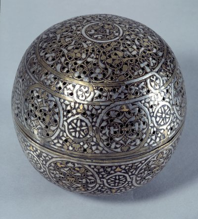 الفن الشرقي: عطر Frule (عطر حارق) أو مدفئ يدوي (مدفئ يدوي) من سوريا ، أواخر القرن الخامس عشر ، بداية القرن السادس عشر. سبيكة نحاسية مطروقة بزخرفة خطيرة ، مثقوبة ، مطعمة بمعجون الذهب والفضة والأسود. باريس ، متحف اللوفر بواسطة المدرسة السورية