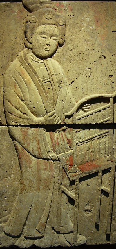 شاهدة من الطين مع موسيقي ، أسرة تانغ (618-907) ، اكتُشفت في مقاطعة شنشي ، متحف غابات ستيليس في زيان. تصوير ، ليونارد دي سيلفا ، الصين ، 2006. بواسطة اسرة تانغ الصينية