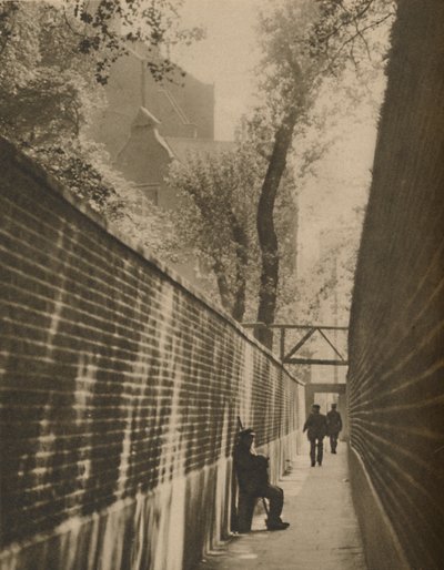 في Lansdowne Passage ، حيث كان أحد عمال الطرق يعرج مرة واحدة لحياته ، c1935. بواسطة تايلور