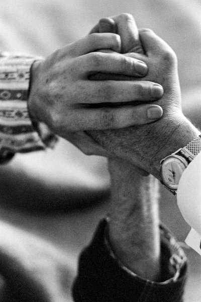 أيدي مريض وطبيب أثناء العلاج بعقار الهلوسة. تجارب مع LSD بواسطة الدكتور J.... بواسطة تيد شبيغل