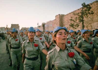 جنود إسرائيليون يجتازون أسوار البلدة القديمة في القدس في إحياء لذكرى الممر القديم... بواسطة تيد شبيغل