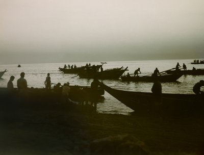 صياد ياباني في البحر، حوالي عام 1900 - 1915 (صورة فوتوغرافية) بواسطة 