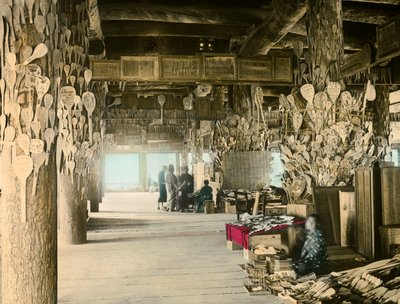بائع ملاعق الأرز في جناح ألف تاتامي، مياجيما، حوالي عام 1900 - 1915 (صورة فوتوغرافية) بواسطة 