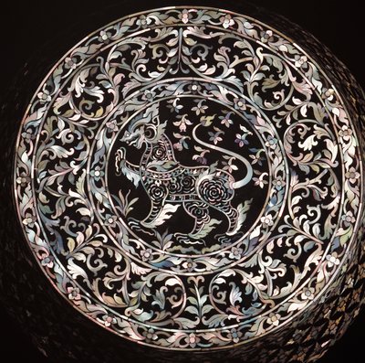 صندوق أم لؤلؤة مرصع يظهر سينجا (الأسد الملكي) (خشب) بواسطة المدرسة التايلاندية