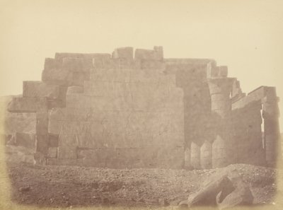 منظر قريب للجانب الخلفي من الرماسيوم بواسطة Théodule Devéria