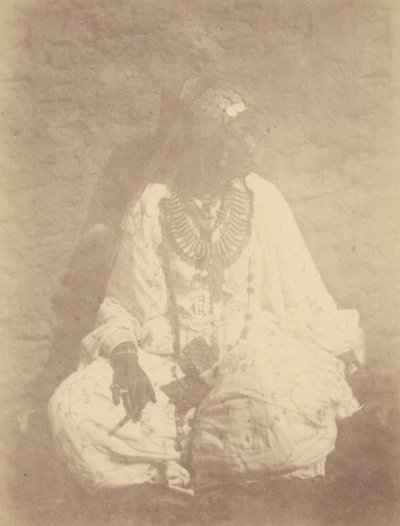 [صورة لامرأة من شمال أفريقيا تجلس أمام حائط] بواسطة Théodule Devéria