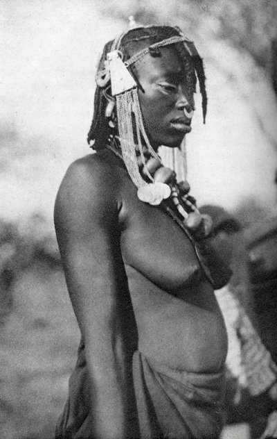 امرأة عربية من جنوب السودان ، أبو مطرك إلى حلفا ، السودان ، 1925 1927. بواسطة توماس أ. جلوفر