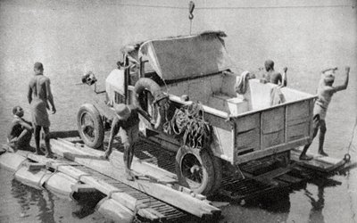 عبور نهر شامبيسي على عائم مكسور ، روديسيا الشمالية ، 1925 1927 بواسطة توماس أ. جلوفر