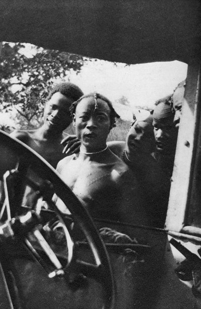 الرجال الأصليون يرون امرأة بيضاء لأول مرة ، منغالا إلى Terrakekka ، السودان ، 1925 1927 بواسطة توماس أ. جلوفر
