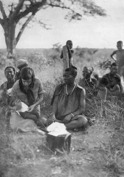 Stella Court Treatt رعاية طفل مريض ، بولاوايو إلى ديت ، روديسيا الجنوبية ، c1924-c1925 1927 بواسطة توماس أ. جلوفر