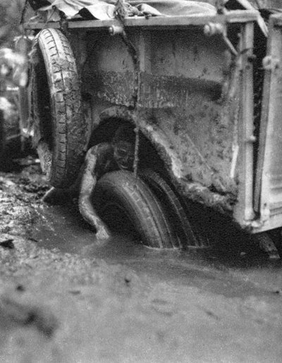 عالق في مستنقع ، بولاوايو إلى ديت ، روديسيا الجنوبية ، c1924-c1925 1927. بواسطة توماس أ. جلوفر
