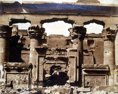 Portico of the Temple of Kalabsha ، من ألبوم "مصر القديمة في 1855 و 1856" (طباعة الملح الزلال) بواسطة توماس HG Fermor
