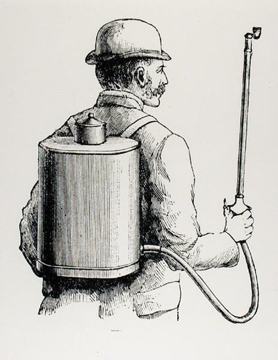 مضخة الحقيبة التي صممها السيد فيرموريل ، "Eclair" ، من كتاب Thomas Mawson بعنوان The Art and Craft of Garden Making ، تم نشره عام 1900 (نقش) (صورة بالأبيض والأسود) بواسطة توماس هايتون موسون