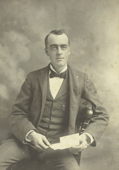 صورة بدون عنوان لرجل جالس ، ١٨٨٠١٨٩٩. بواسطة استوديو طومسون