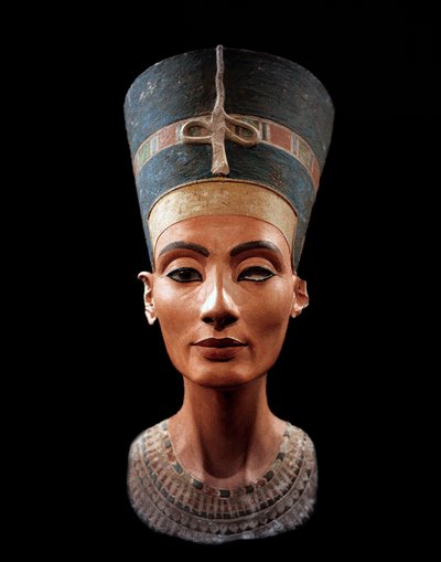 تمثال نصفي لنفرتيتي (1370 - 1330 قبل الميلاد) الزوجة الملكية العظيمة (القرين الرئيسي) للفرعون المصري إخناتون. اشتهرت نفرتيتي وزوجها بثورة دينية. كانوا يعبدون إلهًا واحدًا فقط ، آتون ، قرص الشمس. بواسطة تحتمس تحتمس