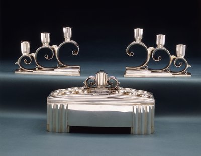قطعة مركزية في معرض Tiffany & Co. وشمعدان من ثلاثة مصابيح ، تم صنعهما للمعرض العالمي لعام 1939 ، حوالي 1939 (فضية) بواسطة تيفاني وشركاه