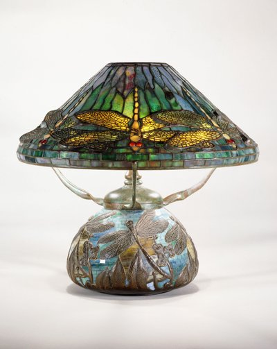 مصباح طاولة على شكل ذبابة التنين من Tiffany Studios بواسطة تيفاني وشركاه