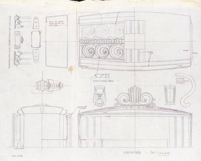 رسم تصميم لقطعة مركزية في معرض Tiffany & Co واثنين من الشمعدانات ثلاثية الأضواء ، تم إعدادهما للمعرض العالمي لعام 1939 ، حوالي عام 1939 (حبر على ورق) بواسطة تيفاني وشركاه