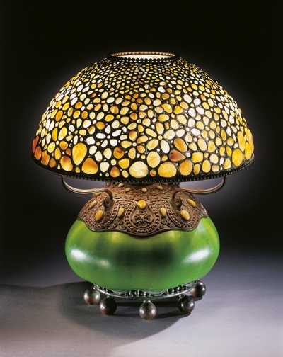 مصباح طاولة نادر `` Pebble &39;&39; ، حوالي 1906 (زجاج مرصص وحجر وبرونز وزجاج منفوخ) بواسطة تيفاني وشركاه