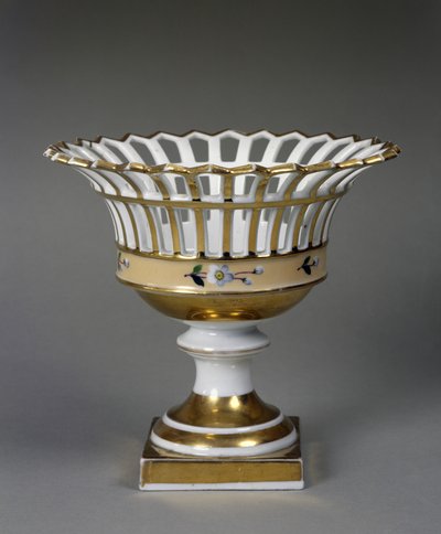 سلة فواكه ، ج. 1826-1838 (بورسلين صلب اللصق مع مينا وتذهيب) بواسطة مصنع تاكر الصين