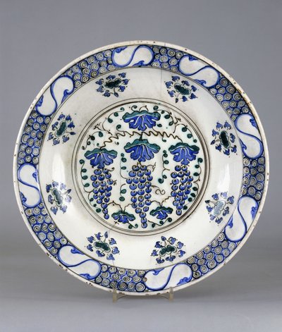طبق من الفخار الإزنيقي ، به دائرة مركزية تصور ثلاث عناقيد عنب وأوراق عنب ، حوالي 1570 (خزفي) بواسطة المدرسة التركية