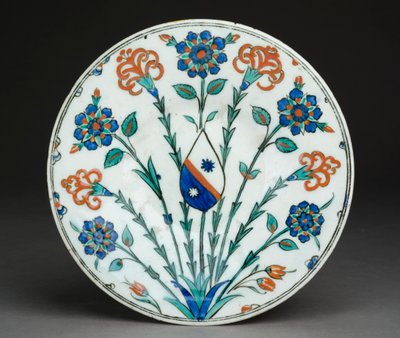 صحن مع شعار النبالة الأوروبي ، وير Iznik وير ، التركية ، c.1570 (عجينة حجرية مع متعدد الألوان تحت التزجيج) بواسطة المدرسة التركية