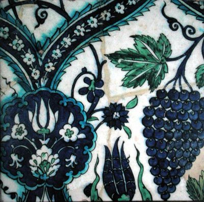 بلاط Isnik بالورود وحفنة من العنب (خزف مزجج ملون) بواسطة المدرسة التركية